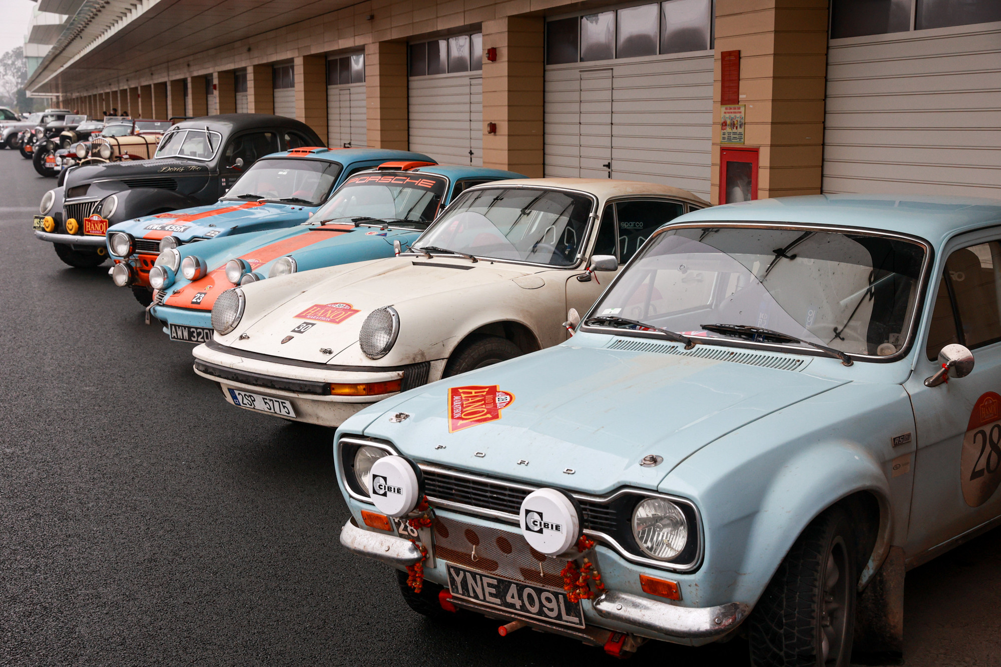 Đoàn xe cổ của câu lạc bộ Rally The Globe (Vương quốc Anh) gồm nhiều dòng xe nổi tiếng thế giới đã chính thức đặt chân đến Hà Nội, kết thúc hành trình xuyên qua 4 quốc gia Đông Nam Á gần một tháng. (Ảnh: Minh Sơn/Vietnam+)