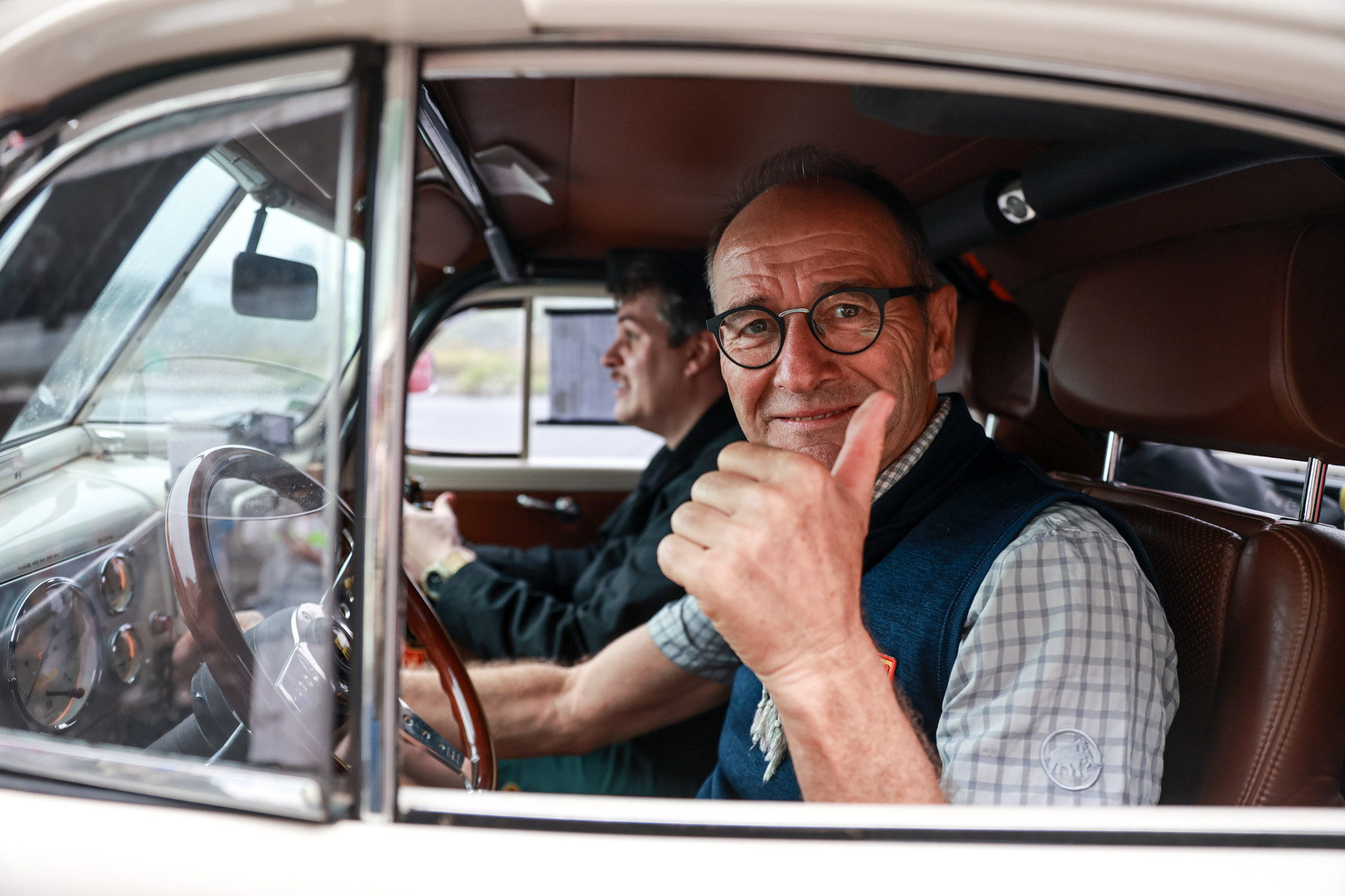Ông Daniel Sauter đến từ Thuỵ Sĩ (chủ chiếc xe Chevrolet Fangio đời 1938) cho biết, cảm thấy rất hào hứng khi người dân tại Việt Nam dành sự quan tâm cho câu lạc bộ xe của ông. (Ảnh: Minh Sơn/Vietnam+) vnp_xe co 11.jpg