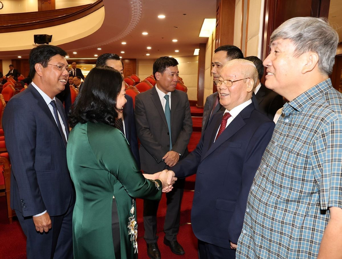 Tổng Bí thư Nguyễn Phú Trọng cùng các đồng chí lãnh đạo Đảng, Nhà nước và đại biểu dự Hội nghị Trung ương lần thứ chín, khóa XIII. (Ảnh: Trí Dũng/TTXVN) ttxvn_tong_bi_thu_nguyen_phu_trong_1907-2.jpg