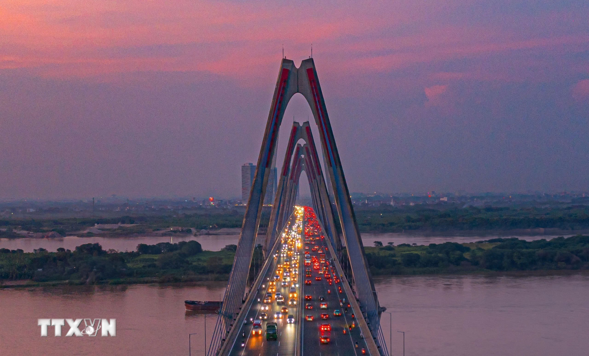 Pont Nhat Tan. (Source : VNA) ttxvn-cau-nhat-tan-bieu-tuong-doc-dao-cua-thu-do-6-1335.jpg