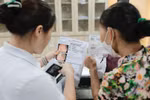 Nhân viên y tế tư vấn cho người bệnh. (Ảnh: Minh Quyết/TTXVN)