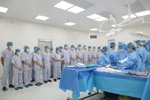Đội ngũ y bác sỹ thực hiện tri ân người hiến tạng. (Ảnh: PV/Vietnam+)