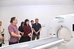 Bộ trưởng Bộ Y tế kiểm tra công tác chuẩn bị tại Bệnh viện Hữu nghị Việt Đức cơ sở Ninh Bình. (Ảnh: PV/Vietnam+)