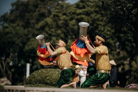 Múa trống Chhay dăm- di sản văn hóa của người Khmer được trình diễn trên núi Bà Đen. (Ảnh: Sun World Ba Den Mountain)
