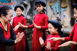 Hát Xoan làng cổ được trao truyền cho thế hệ trẻ. (Ảnh: Vietnam+)