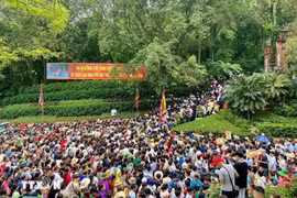 Du khách đổ về Khu Di tích Lịch sử Quốc gia đặc biệt Đền Hùng trong Lễ hội Đền Hùng (Phú Thọ). (Ảnh: Tạ Toàn/TTXVN)