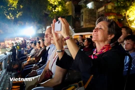 Khách quốc tế thích thú trải nghiệm hoạt động văn hóa nghệ thuật ở Việt Nam. (Ảnh: Minh Sơn/Vietnam+)