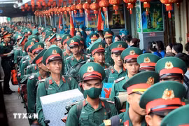 Trưa 6/6, tại Ga Hà Nội, những chuyến tàu đầu tiên đã đưa lực lượng quân đội, dân quân tự vệ tham gia luyện tập chuẩn bị cho nhiệm vụ A80, xuất phát từ ga Tam Kỳ và ga Sài Gòn tới ga Hà Nội. (Ảnh: Tuấn Anh/TTXVN)
