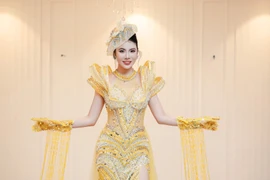 Bộ đầm “vedette” với phom dáng tôn đường cong, chất liệu satin phối organza cao cấp. (Ảnh: CTV/Vietnam+)