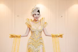 Bộ đầm “vedette” với phom dáng tôn đường cong, chất liệu satin phối organza cao cấp. (Ảnh: CTV/Vietnam+)