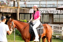 Thí sinh cuộc thi trong thử thách đua ngựa. (Ảnh: BTC)