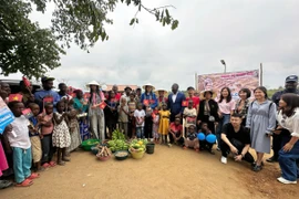 Người dân Angola chào đón Thanh Thủy với những nông sản địa phương. (Ảnh: CTV/Vietnam+)