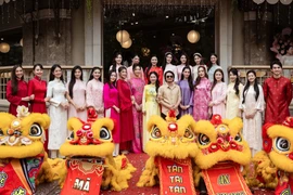 Dàn hoa hậu, á hậu, nam vương vừa tham gia “ngày hội lì xì” mừng Xuân mới, khởi động các dự án trong năm 2026. (Ảnh: CTV/Vietnam+)