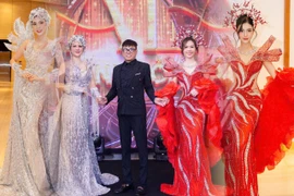 Nhà thiết kế Tommy Nguyễn cùng 2 bộ trang phục dạ hội đặc biệt. (Ảnh: CTV/Vietnam+)