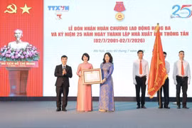 Bộ trưởng Bộ Văn hóa, Thể thao và Du lịch Lâm Thị Phương Thanh trao Huân chương Lao động hạng Ba của Chủ tịch nước tặng Nhà xuất bản Thông tấn. Ảnh: Minh Quyết - TTXVN