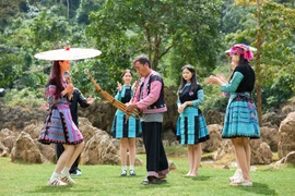 Top 30 thí sinh Hoa hậu du lịch dân tộc Việt Nam 2025 trong chuyến trải nghiệm Hang Táu. (Ảnh: CTV/Vietnam+)