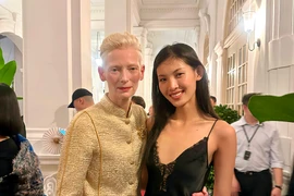 Huỳnh Tú Anh gặp gỡ diễn viên hollywood Tilda Swinton khi trình diễn cho Chanel tại Singapore vừa qua. (Ảnh: NVCC)