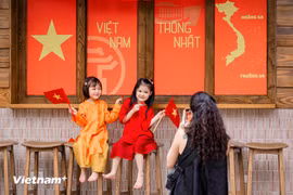 Những đứa trẻ lớn lên trong yêu thương sẽ biết yêu thương. (Ảnh minh họa: Hoài Nam/Vietnam+)