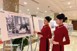 Trưng bày ảnh chuyên đề "Thành tựu 100 năm báo chí cách mạng Việt Nam" do Thông tấn xã Việt Nam thực hiện. (Ảnh: Mai Mai/Vietnam+)