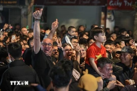 Người dân và du khách hân hoan trong thời khắc chào năm mới 2026 tại Hà Nội. (Ảnh: Hoàng Hiếu/TTXVN)