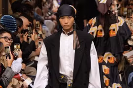 Huỳnh Tú Anh góp mặt trong show diễn runway cho thương hiệu Calcaterra. (Ảnh: CTV/Vietnam+)
