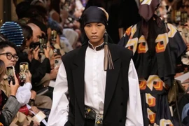 Huỳnh Tú Anh góp mặt trong show diễn runway cho thương hiệu Calcaterra. (Ảnh: CTV/Vietnam+)