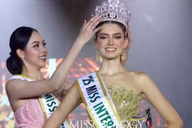  Hoa hậu Thanh Thủy trao lại vương miện cho người kế nhiệm cho tân Hoa hậu Catalina Duque (Colombia) tại Miss International 2025.