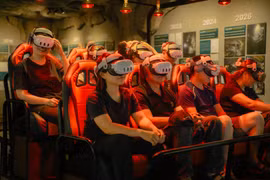 Du khách trải nghiệm tour Sơn Đoòng bằng công nghệ VR 5D. (Ảnh: Oxalis Adventure)