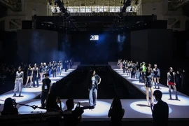 Gần 100 người mẫu cũng đã có mặt từ sớm để gấp rút tập luyện, chuẩn bị cho màn trình diễn đêm khai mạc. (Ảnh: BTC)