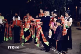 Nghệ nhân Lò Văn Biến luôn hết mình truyền dạy xòe Thái cho các thế hệ trẻ với mong muốn bảo tồn và phát huy di sản nghệ thuật. (Ảnh: TTXVN phát)