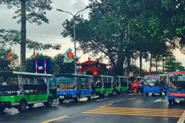Lãnh đạo địa phương yêu cầu siết các hoạt động vận chuyển khách trong mùa lễ hội du lịch chùa Hương. (Ảnh: CTV/Vietnam+)