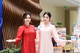 Chủ tịch Miss Multicultural Vietnam - Hoa hậu Quốc tế Phan Kim Oanh (bên trái) đồng hành cùng Hoa hậu Hà Linh về trường cũ tri ân thầy cô. (Ảnh: CTV/Vietnam+)
