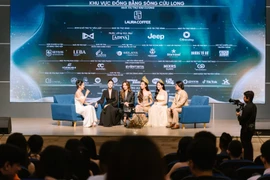 Các thế hệ hoa hậu, á hậu giao lưu, chia sẻ kinh nghiệm với "đàn em." (Ảnh: CTV/Vietnam+)