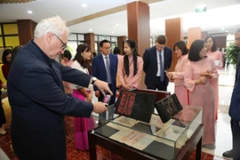 Các chuyên gia quốc tế chiêm ngưỡng các di sản tư liệu của Việt Nam tại Không gia trưng bày. (Ảnh: CTV/Vietnam+)