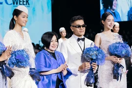 Nhà thiết kế Vũ Việt Hà khai màn tuần lễ thời trang. (Ảnh: CTV/Vietnam+)