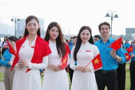 Dàn Hoa hậu, Nam vương Việt Nam tham gia chương trình Lễ chào cờ “Tôi yêu Tổ quốc tôi” vừa diễn ra sáng nay. (Ảnh: CTV/Vietnam+)