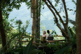 Du khách quốc tế sẵn sàng chi trả hàng nghìn USD/ đêm để trải nghiệm thiên nhiên và các dịch vụ đặc biệt mang đậm dấu ấn bản địa ở vùng biên viễn của tỉnh Tuyên Quang. (Ảnh: CTV/Vietnam+)