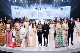 Chủ tịch Miss World, bà Julia Morley (giữa) tham gia một sự kiện tại Việt Nam. (Ảnh: CTV/Vietnam+)