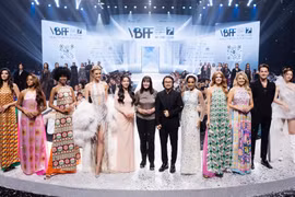 Chủ tịch Miss World, bà Julia Morley (giữa) tham gia một sự kiện tại Việt Nam. (Ảnh: CTV/Vietnam+)