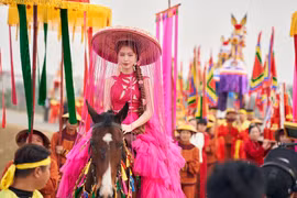 Ca sỹ Hòa Minzy mang văn hóa truyền thống vùng quê quan họ vào MV “Bắc Bling.” (Ảnh: CTV/Vietnam+)