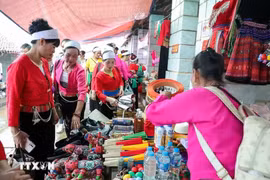 Chợ phiên vùng cao với các sản vật đặc trưng địa phương thu hút đông người dân và du khách đến mua sắm và vui chơi. (Ảnh: Khánh Hòa/TTXVN)