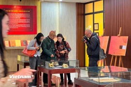 Du khách tham quan Không gian giới thiệu Di sản tư liệu thế giới và tài liệu lưu trữ quốc gia tiêu biểu lần đầu tiên ra mắt tại Hà Nội. (Ảnh: Mai Mai/Vietnam+)