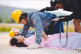 Hậu trường một cảnh quay của Thiên Ân và bạn diễn trên phim trường. (Ảnh: CTV/Vietnam+)
