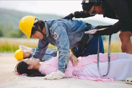 Hậu trường một cảnh quay của Thiên Ân và bạn diễn trên phim trường. (Ảnh: CTV/Vietnam+)