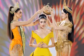 Emoura Phạm nhận vương miện từ Miss Grand International 2025 - Emma Tiglao và Hoa hậu Yến Nhi. (Ảnh: BTC)