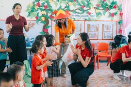 Kiều Duy mang "Chạm" đến với trẻ em vùng sâu vùng xa Điện Biên. (Ảnh: CTV/Vietnam+)