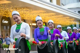 Hàng trăm đồng bào dân tộc Mường diễu hành trình diễn Chiêng Mường xung quanh khu vực Hồ Hoàn Kiếm (Hà Nội) hồi tháng 11 vừa qua. (Ảnh: Minh Sơn/Vietnam+)