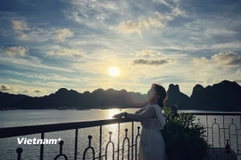 Du khách trải nghiệm hành trình cùng di sản Việt trên vịnh Hạ Long. (Ảnh: Mai Mai/Vietnam+)