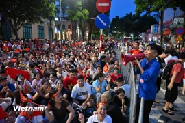 Người dân quây kín các ngã tư chờ đoàn diễu binh tổng hợp luyện lần 2 A80