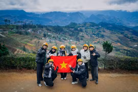 Giới trẻ trên hành trình khám phá điểm đến Hà Giang. (Ảnh: Vương Công Nam/Vietnam+)